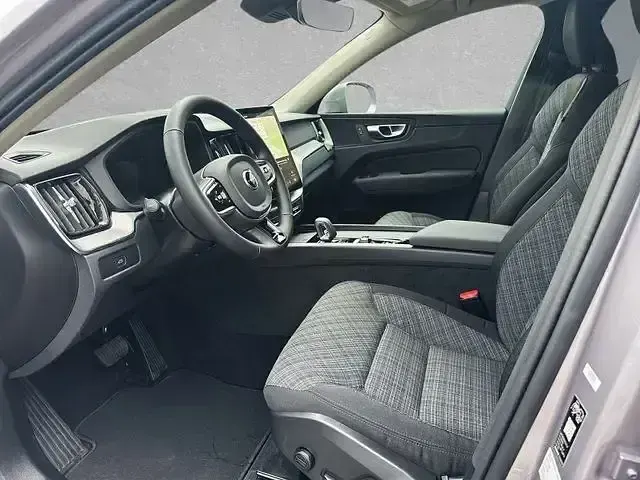 Gebraucht Volvo XC60 Core 250 PS (183 kW) 2025 Aurora silver SUV