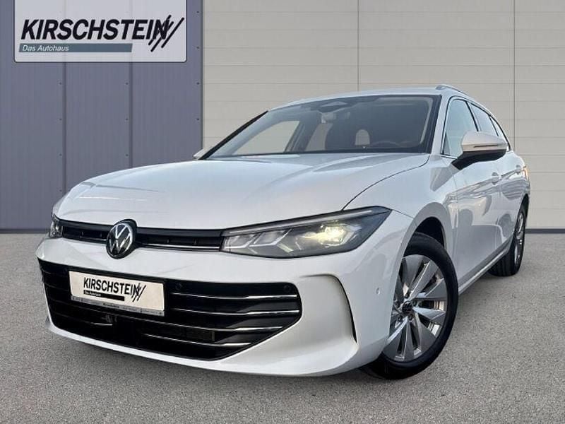 Weiss Gebraucht 2024 VW Passat Kombi | 35.990 € (Guter Preis) - Bild 1/4