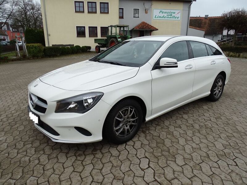 Weiß Gebraucht 2017 Mercedes CLA200 Shooting Brake Kombi | 13.990 € (Guter Preis) - Bild 1/4