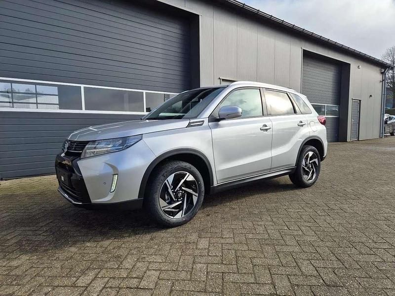 Silky silver metallic Neu 2025 Suzuki Vitara Comfort+ SUV | 25.090 € (Fairer Preis) - Bild 1/4