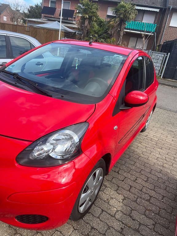 Gebraucht Toyota Aygo 68 PS (50 kW) 2010 Rot Kleinwagen