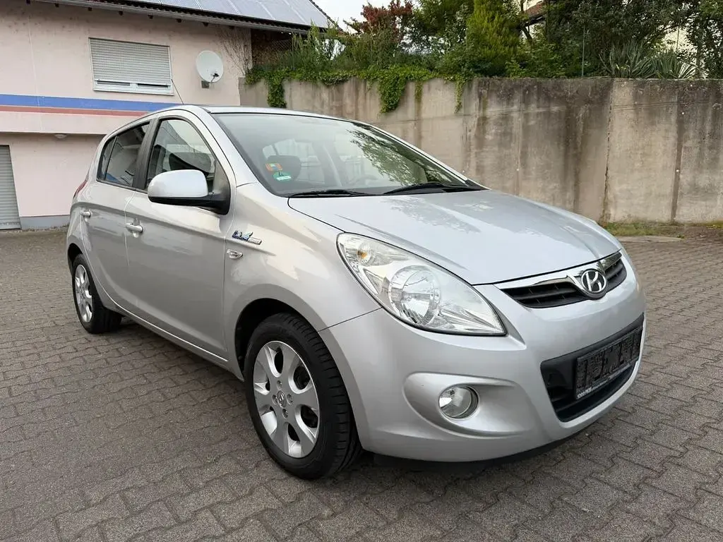 Gebraucht Hyundai i20 Style 101 PS (74 kW) 2012 Silber Kleinwagen