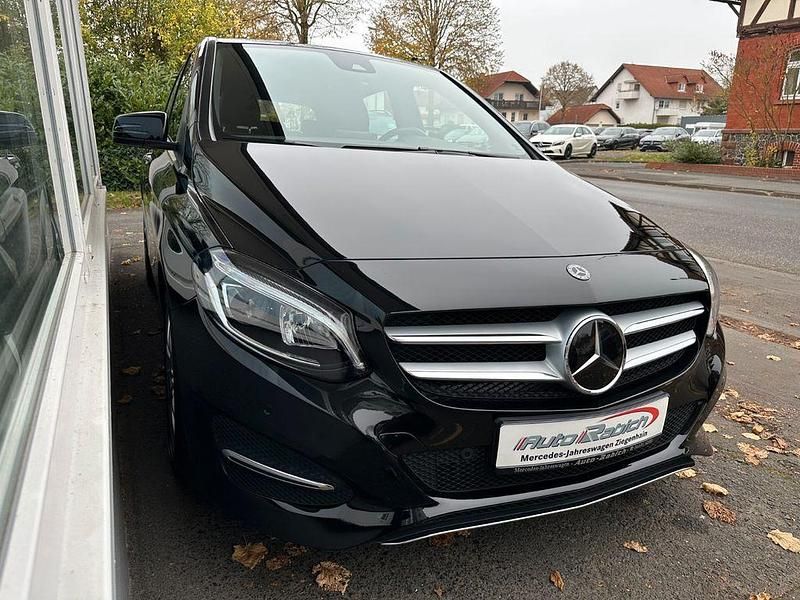 Schwarz Gebraucht 2018 Mercedes B200 Urban Van / Kleinbus | 20.999 € (Etwas zu teuer) - Bild 1/4