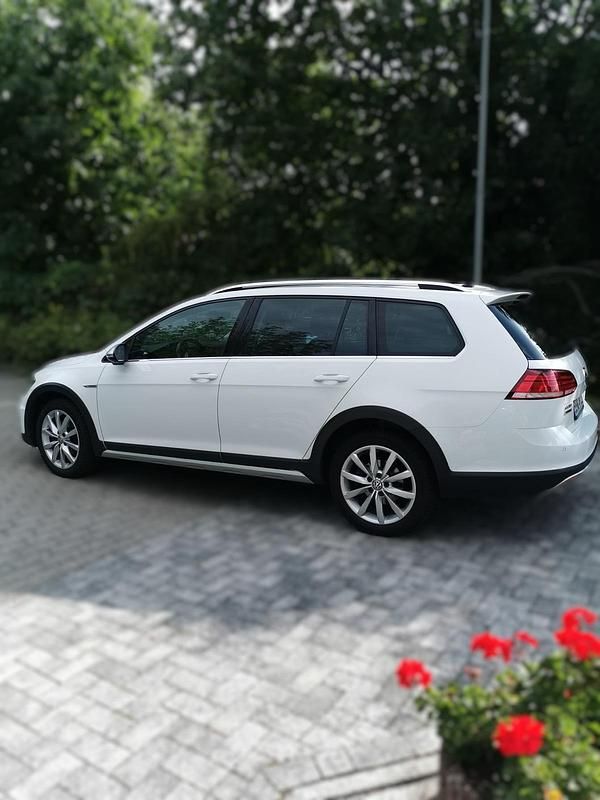 Weiß Gebraucht 2018 VW Golf VII Kombi | 19.990 € - Bild 1/4