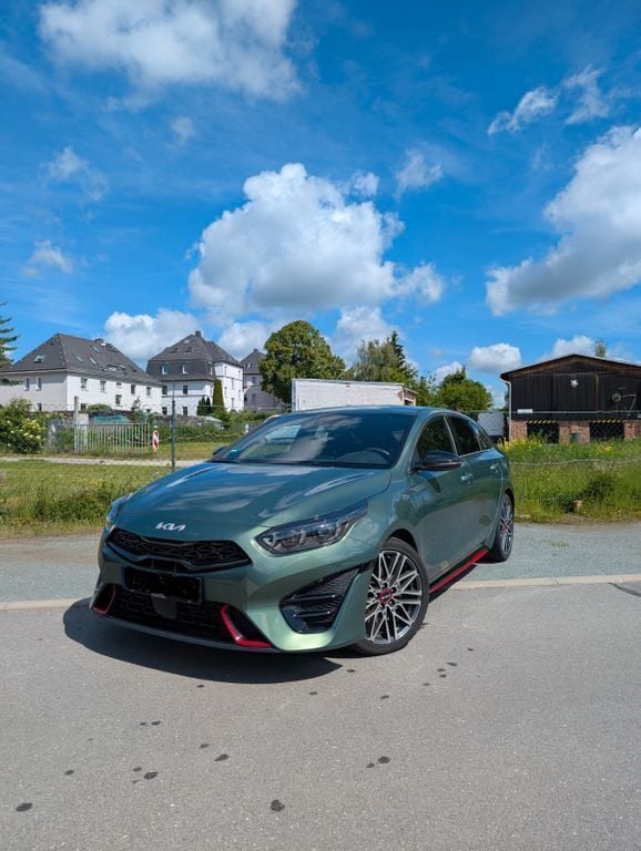 Grün Gebraucht 2023 Kia ProCeed Kleinwagen | 30.990 € (Fairer Preis) - Bild 1/4