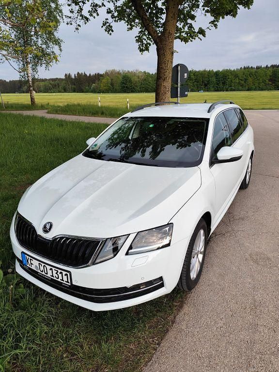 Weiß Gebraucht 2017 Skoda Octavia Style Kombi | 10.499 € (Fairer Preis) - Bild 1/4