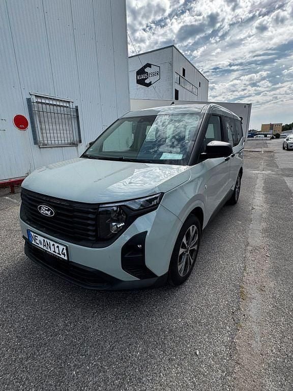 Grün Gebraucht 2024 Ford Tourneo Courier Titanium Van / Kleinbus | 22.999 € (Superpreis) - Bild 1/4