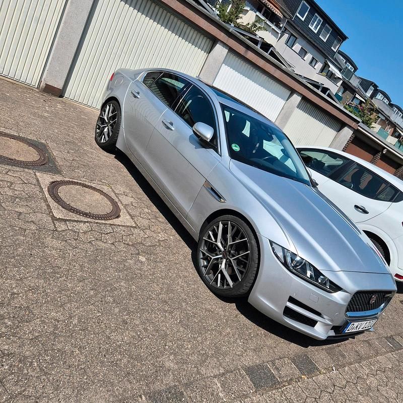 Silber Gebraucht 2016 Jaguar XE Limousine | 14.999 € (Fairer Preis) - Bild 1/4