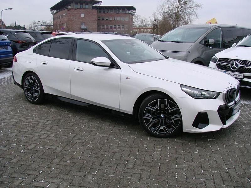 Gebraucht BMW 520 M Sport 197 PS (144 kW) 2025 Mineralweiss metallic Limousine