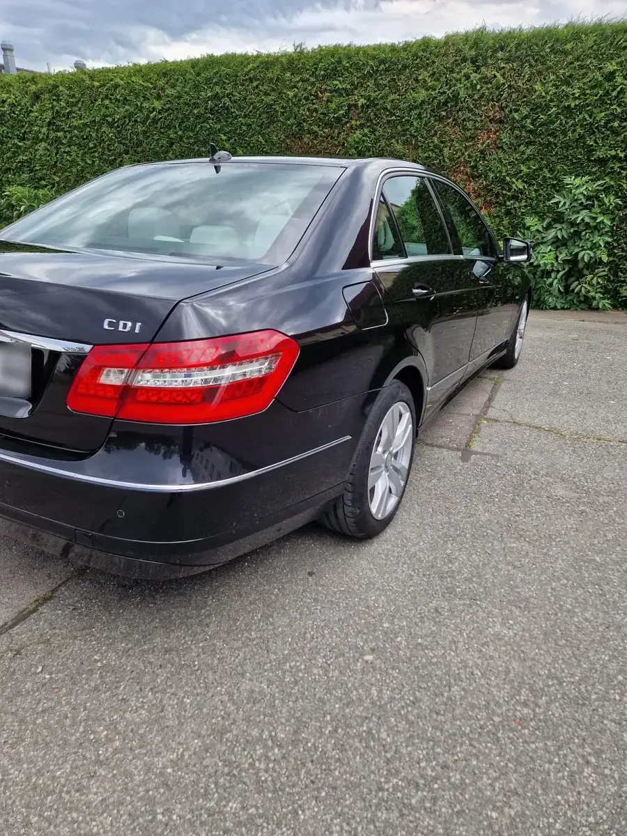 Gebraucht Mercedes E250 204 PS (150 kW) 2010 Schwarz Limousine