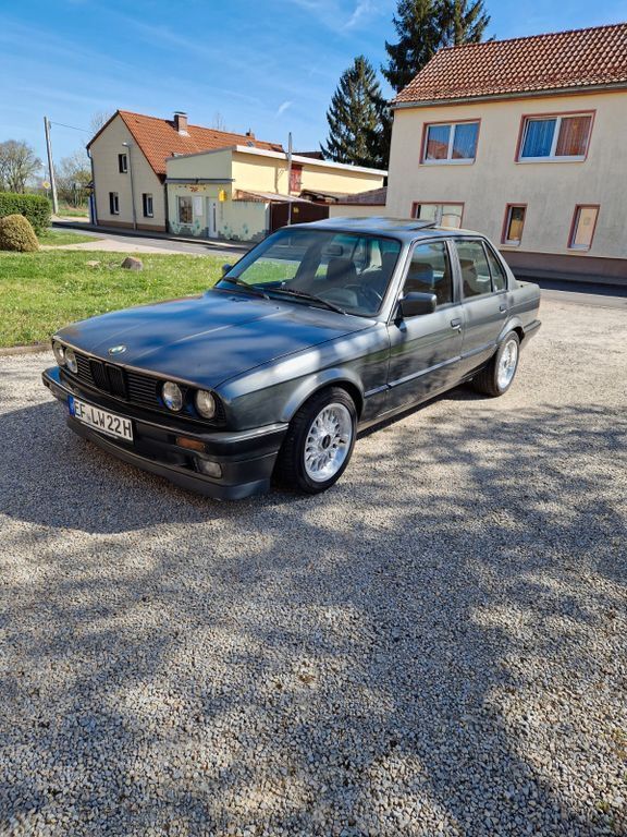 Grau Gebraucht 1990 BMW 316 Limousine | 10.990 € - Bild 1/4