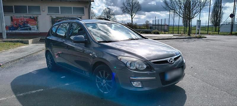 Gebraucht Hyundai i30 105 PS (77 kW) 2010 Grau Kombi