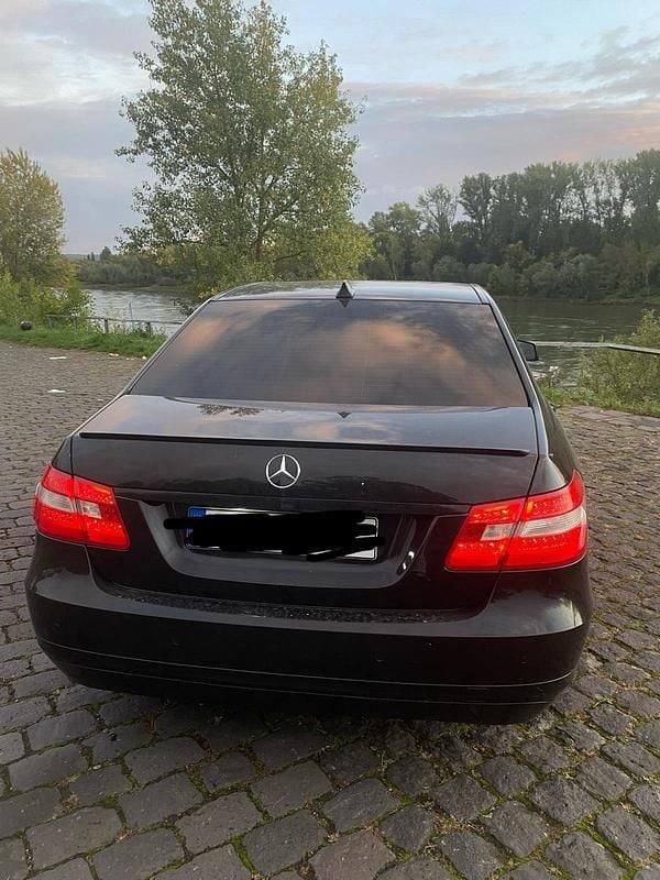Schwarz Gebraucht 2009 Mercedes E220 Limousine | 8.990 € (Fairer Preis) - Bild 1/4