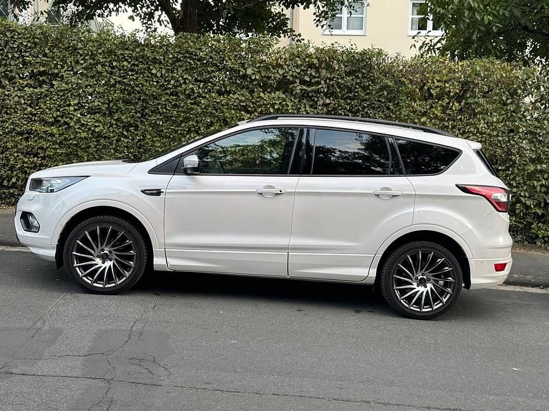 Gebraucht Ford Kuga ST-Line 150 PS (110 kW) 2019 Weiß SUV