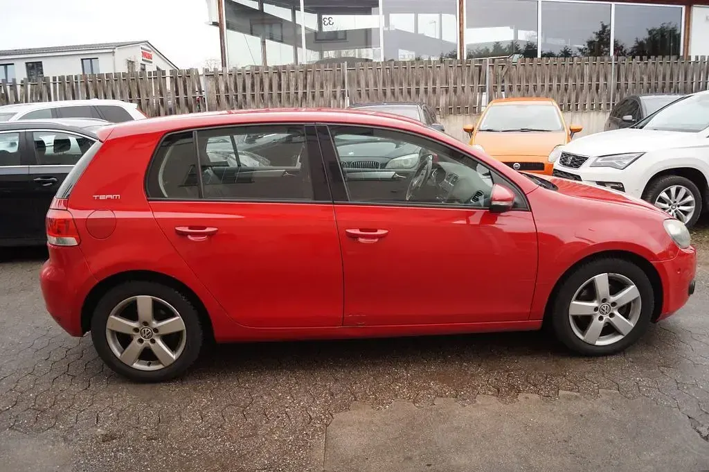Gebraucht VW Golf VI Team 105 PS (77 kW) 2010 Rot Kleinwagen