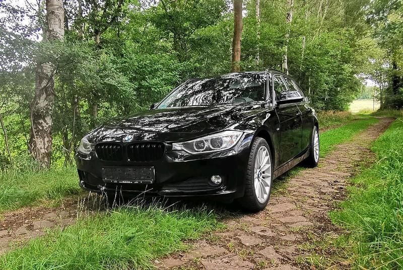 Schwarz Gebraucht 2013 BMW 320 Sport Line Kombi | 11.350 € (Superpreis) - Bild 1/4