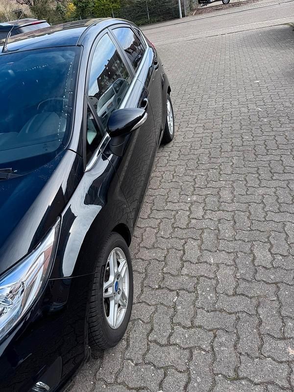 Gebraucht Ford Fiesta 101 PS (74 kW) 2013 Schwarz Kleinwagen
