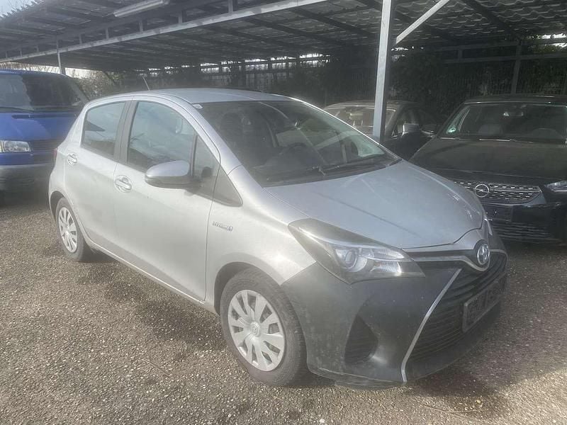 Silver metallic Gebraucht 2014 Toyota Yaris Hybrid Basis Kleinwagen | 7.850 € (Superpreis) - Bild 1/4