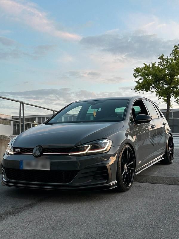 Grau Gebraucht 2019 VW Golf VII Pure Limousine | 30.950 € (Teuer) - Bild 1/4