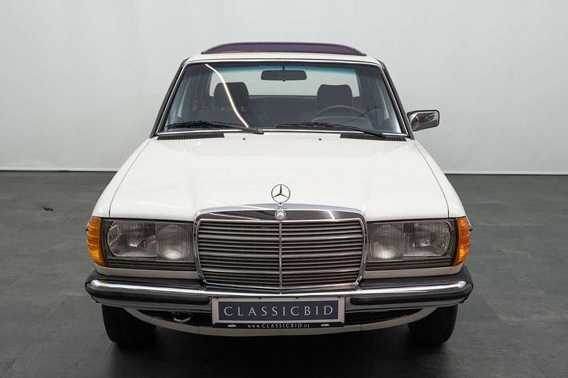 Gebraucht Mercedes 200 109 PS (80 kW) 1983 Weiß Limousine