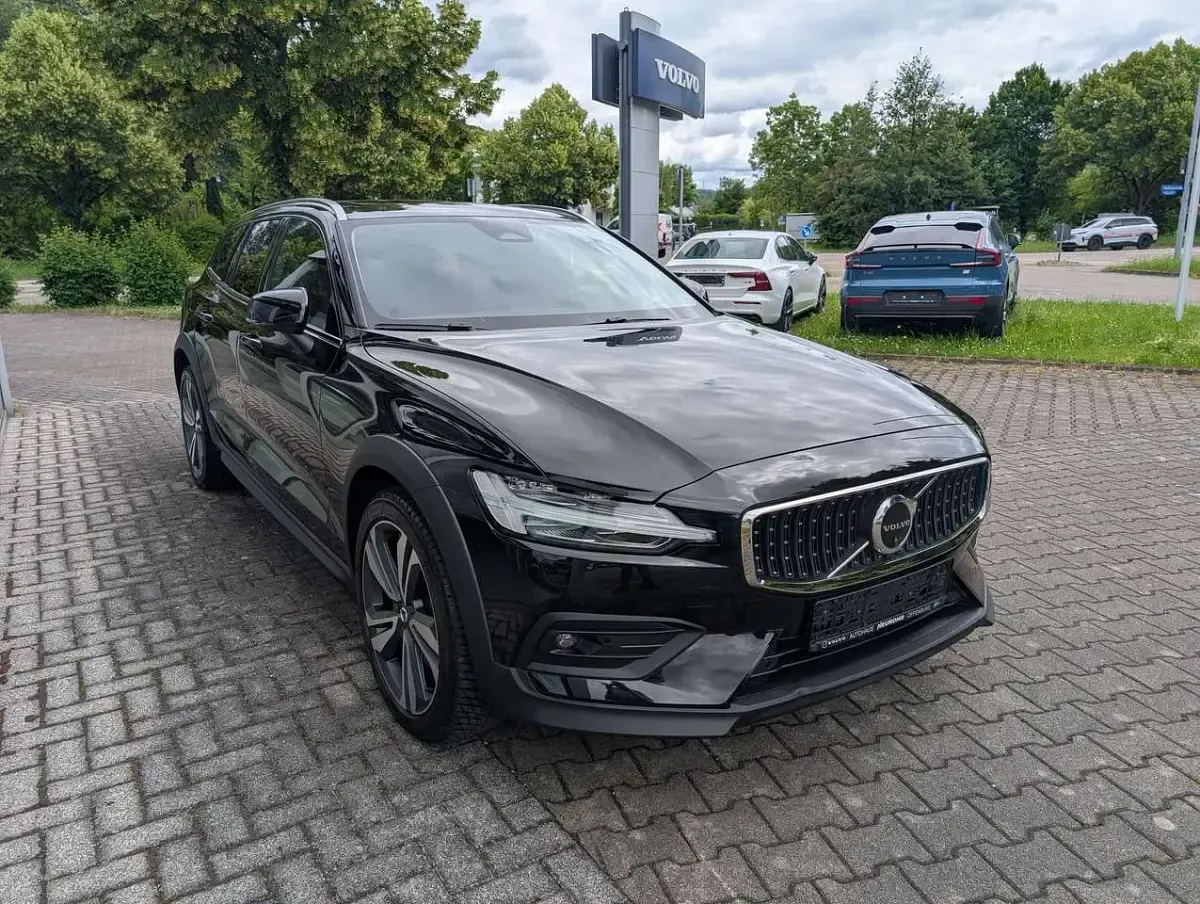 Gebraucht Volvo V60 CC Plus 197 PS (144 kW) 2023 Black solid "stone" Kombi