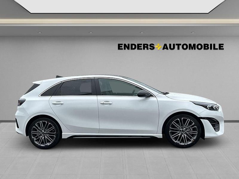 Neu Kia Ceed GT GT-Line 140 PS (102 kW) 2025 Hw2) deluxe white m (weiss Limousine