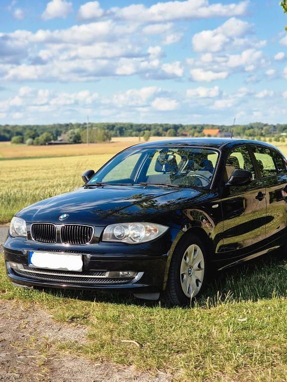 Gebraucht BMW 116 122 PS (89 kW) 2010 Schwarz Kleinwagen