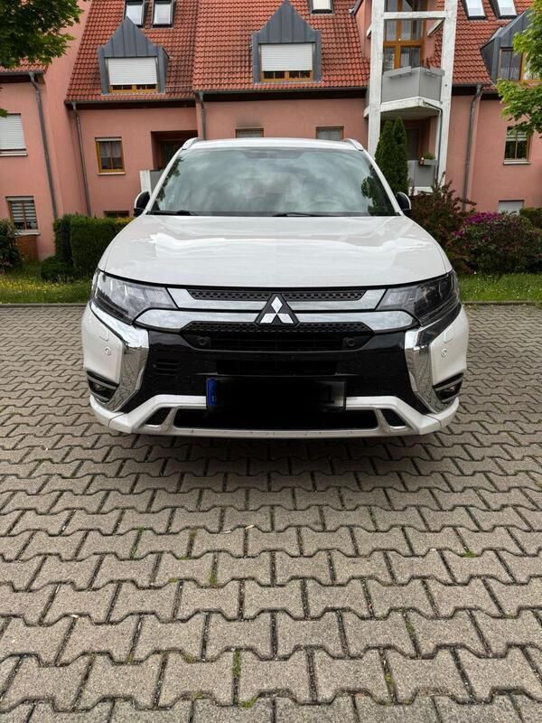 Weiß Gebraucht 2019 Mitsubishi Outlander P-HEV SUV | 21.500 € (Guter Preis) - Bild 1/4