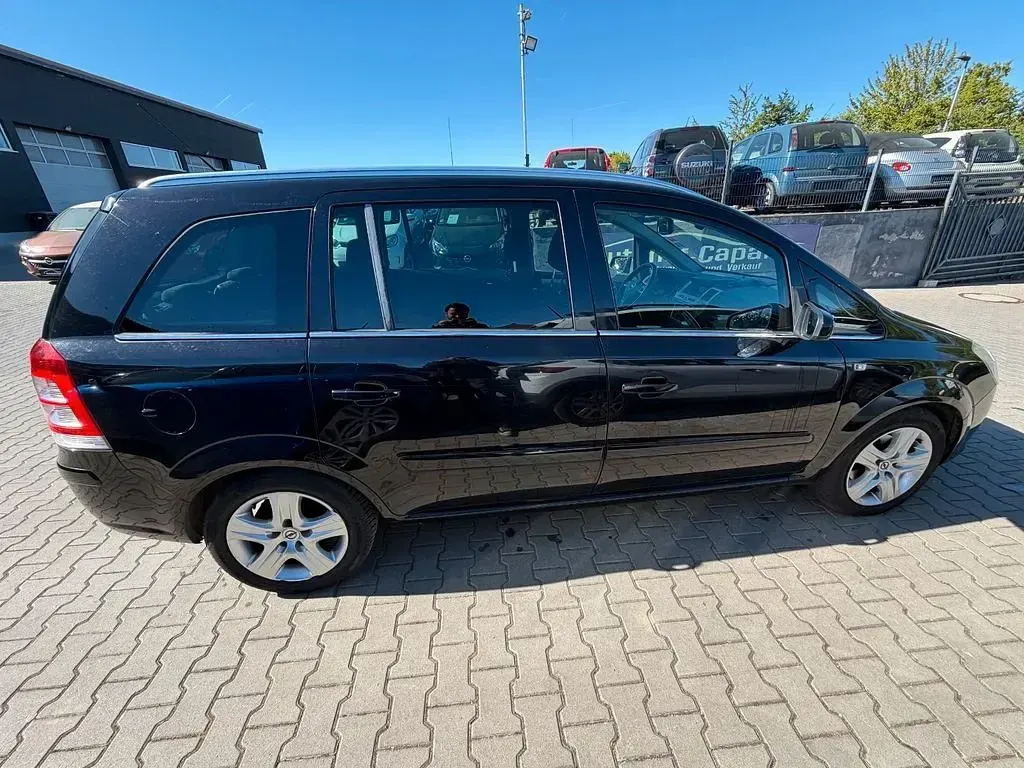 Gebraucht Opel Zafira Innovation 140 PS (102 kW) 2008 Saphirschwarz mi2 Van / Kleinbus
