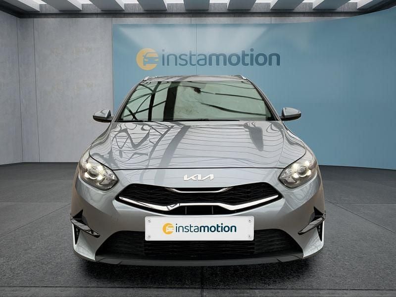 Używany Kia Ceed 101 KM (74 kW) 2023 Srebrny Hatchback