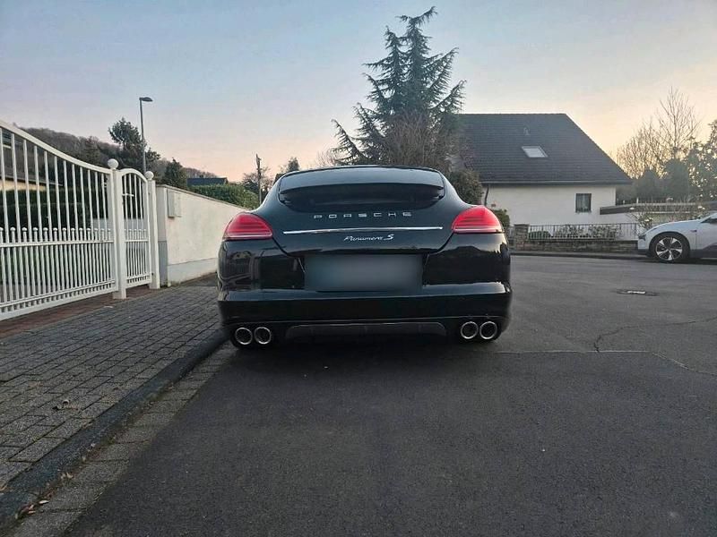 Second-hand Porsche Panamera 250 CP (183 kW) 2012 Negru Hatchback