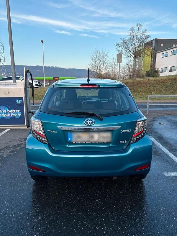 Gebraucht Toyota Yaris Hybrid 75 PS (55 kW) 2012 Blau Kleinwagen