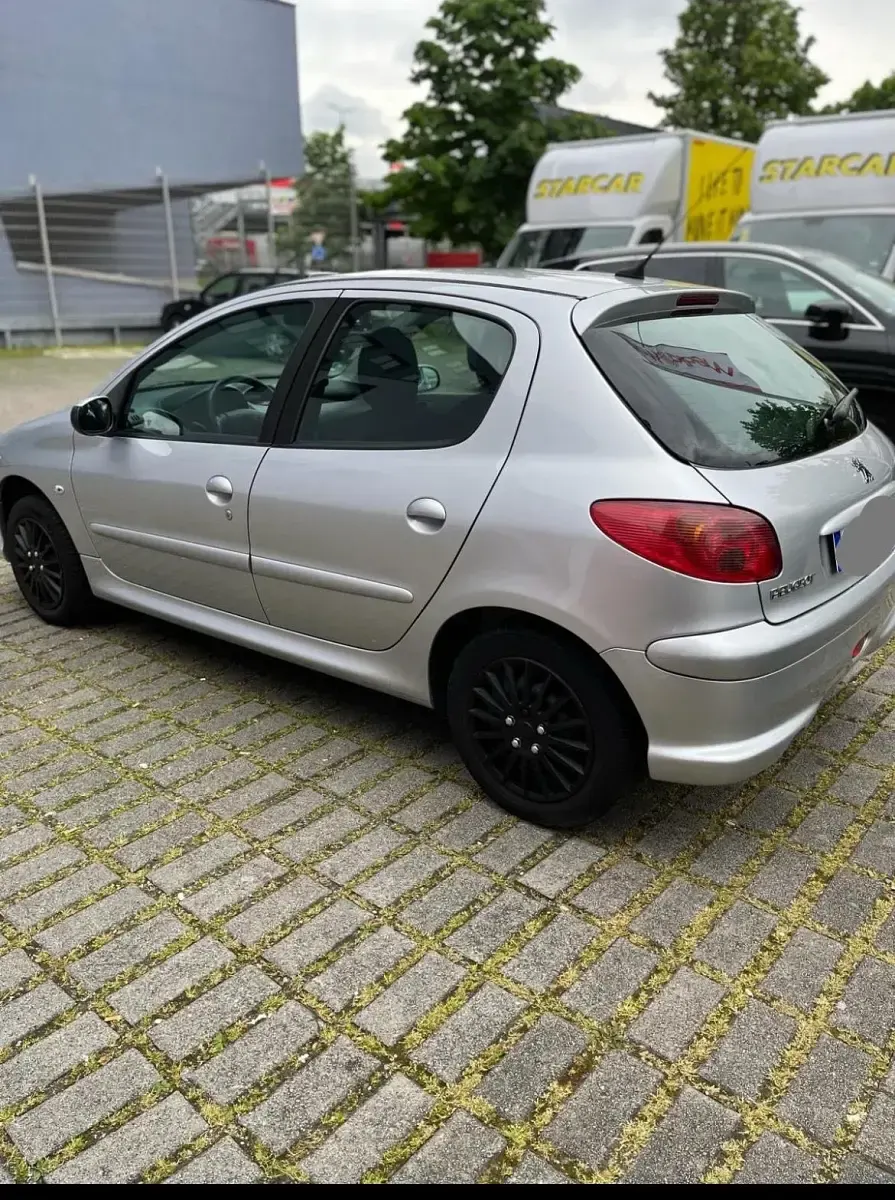 Gebraucht Peugeot 206 75 PS (55 kW) 2009 Silber Limousine