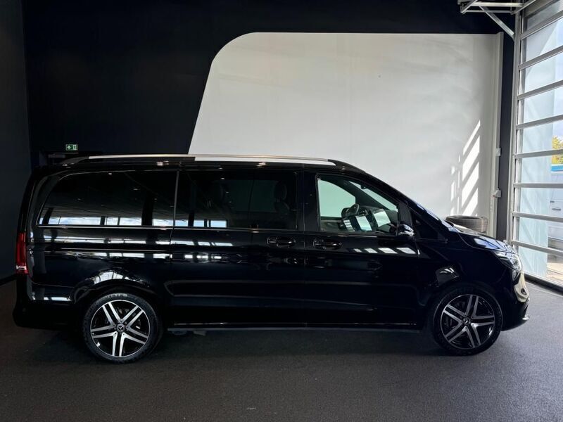 Obsidianschwarz metallic Gebraucht 2023 Mercedes V300 Avantgarde Van / Kleinbus | 61.099 € (Fairer Preis) - Bild 1/4