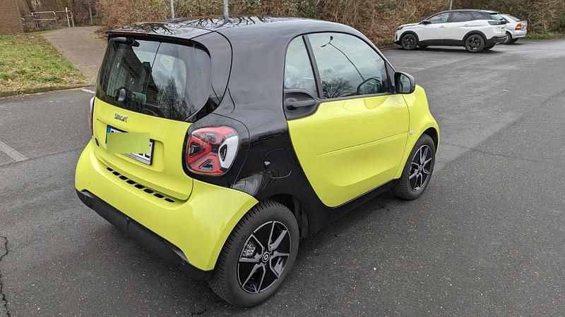 Grün Gebraucht 2021 Smart ForTwo Coupé Kleinwagen | 11.600 € (Fairer Preis) - Bild 1/4