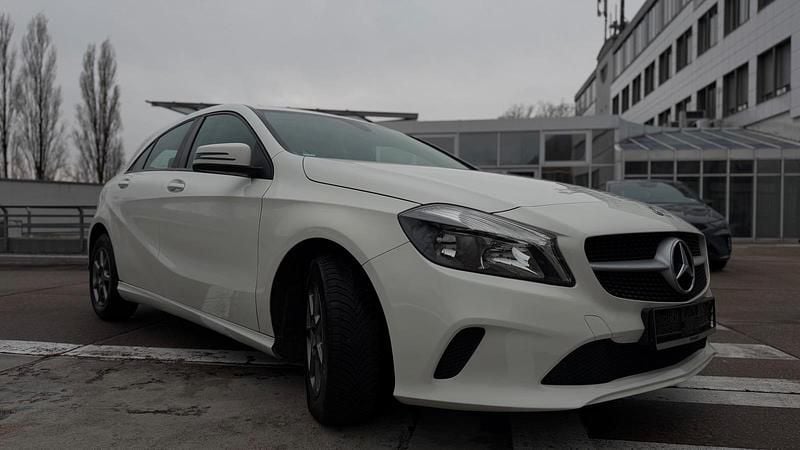 Gebraucht Mercedes A180 122 PS (89 kW) 2017 Weiß Limousine