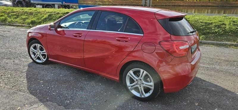 Gebraucht Mercedes A180 Business 122 PS (89 kW) 2015 Rot Limousine