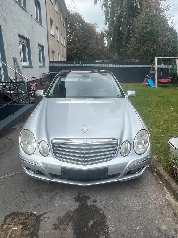 Silber Gebraucht 2007 Mercedes E200 Limousine | 8.400 € (Fairer Preis) - Bild 1/4