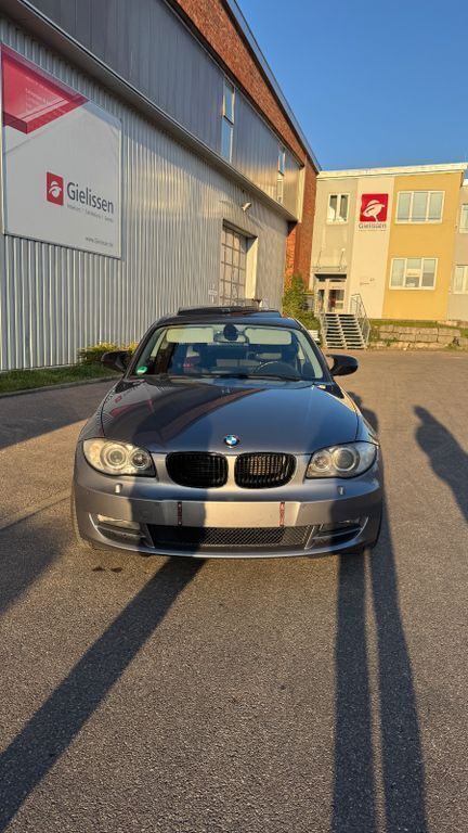 Grau Gebraucht 2011 BMW 120 Kleinwagen | 10.000 € (Teuer) - Bild 1/4