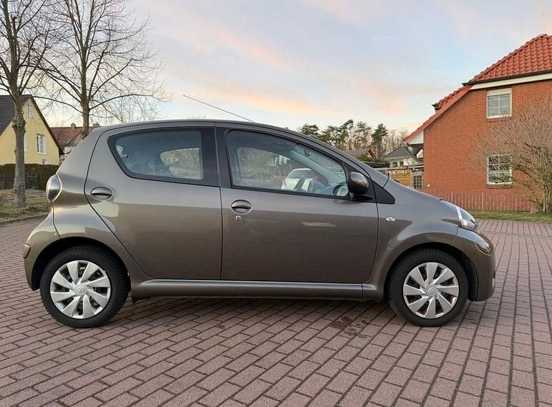 Gebraucht Toyota Aygo Cool 68 PS (50 kW) 2012 Braun Kleinwagen