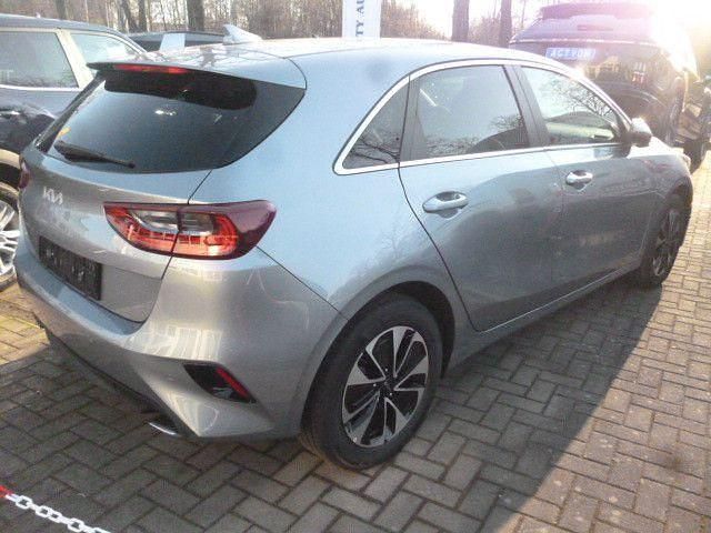 Neu Kia Ceed 140 PS (102 kW) 2026 Silber Kleinwagen