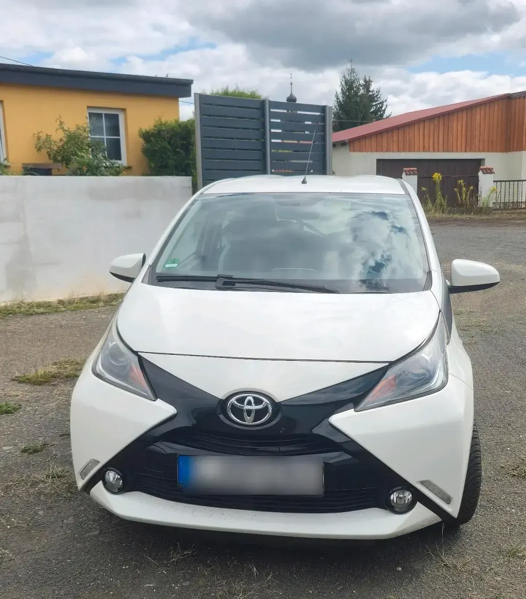 Gebraucht Toyota Aygo 69 PS (50 kW) 2015 Weiß Kleinwagen