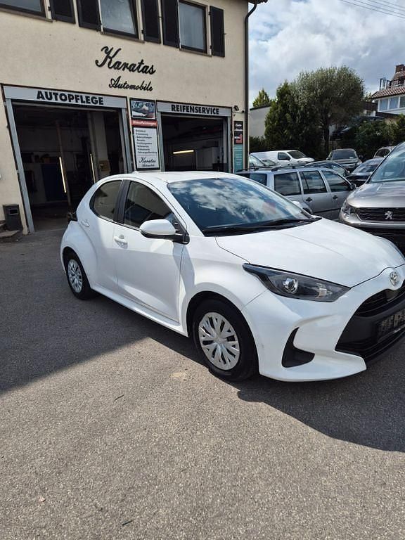 Weiß Gebraucht 2022 Toyota Yaris Comfort Limousine | 10.840 € (Guter Preis) - Bild 1/4