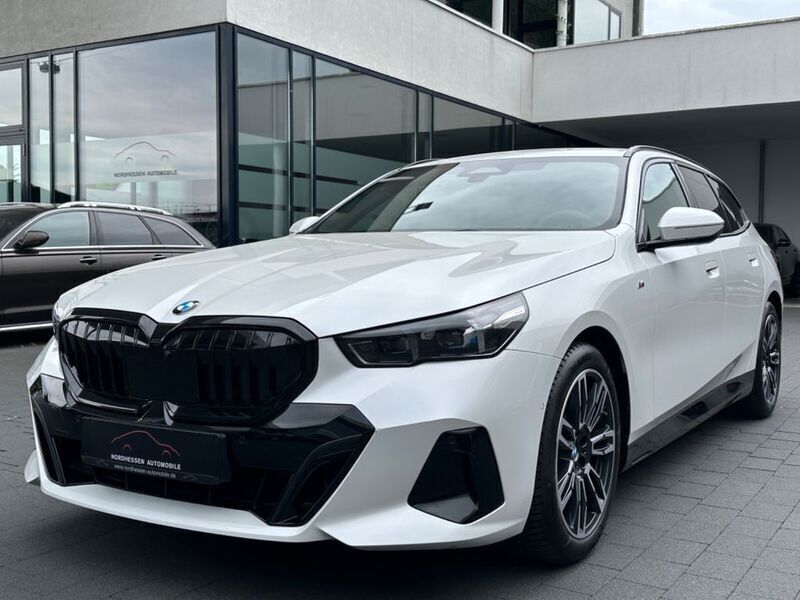 Weiß Gebraucht 2024 BMW 520 M Sport Kombi | 49.680 € (Fairer Preis) - Bild 1/4