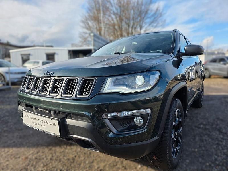 Grün Gebraucht 2021 Jeep Compass Trailhawk SUV | 21.795 € (Fairer Preis) - Bild 1/4