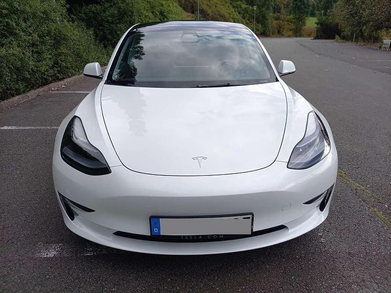 Weiß Gebraucht 2023 Tesla Model 3 Limousine | 37.900 € (Teuer) - Bild 1/4