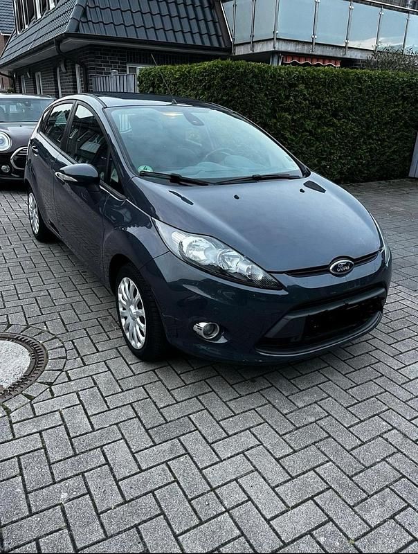 Grau Gebraucht 2011 Ford Fiesta Kleinwagen | 7.000 € (Etwas zu teuer) - Bild 1/4