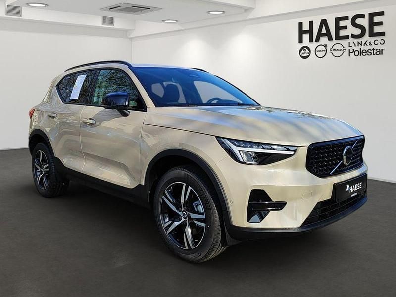 Neu Volvo XC40 Plus 163 PS (119 kW) 2026 Silber SUV