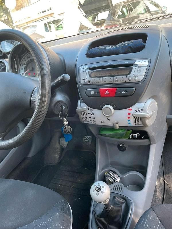 Gebraucht Peugeot 107 68 PS (50 kW) 2010 Schwarz Kleinwagen