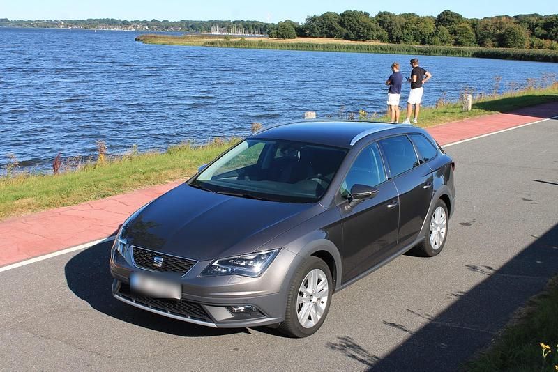Braun Gebraucht 2016 Seat Leon X-Perience Xperience Kombi | 15.899 € (Fairer Preis) - Bild 1/4
